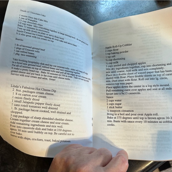 Never used 4 Qt Green Stoneware Covered Bean Pot Casserole Celebrating Home - Picture 10 of 16